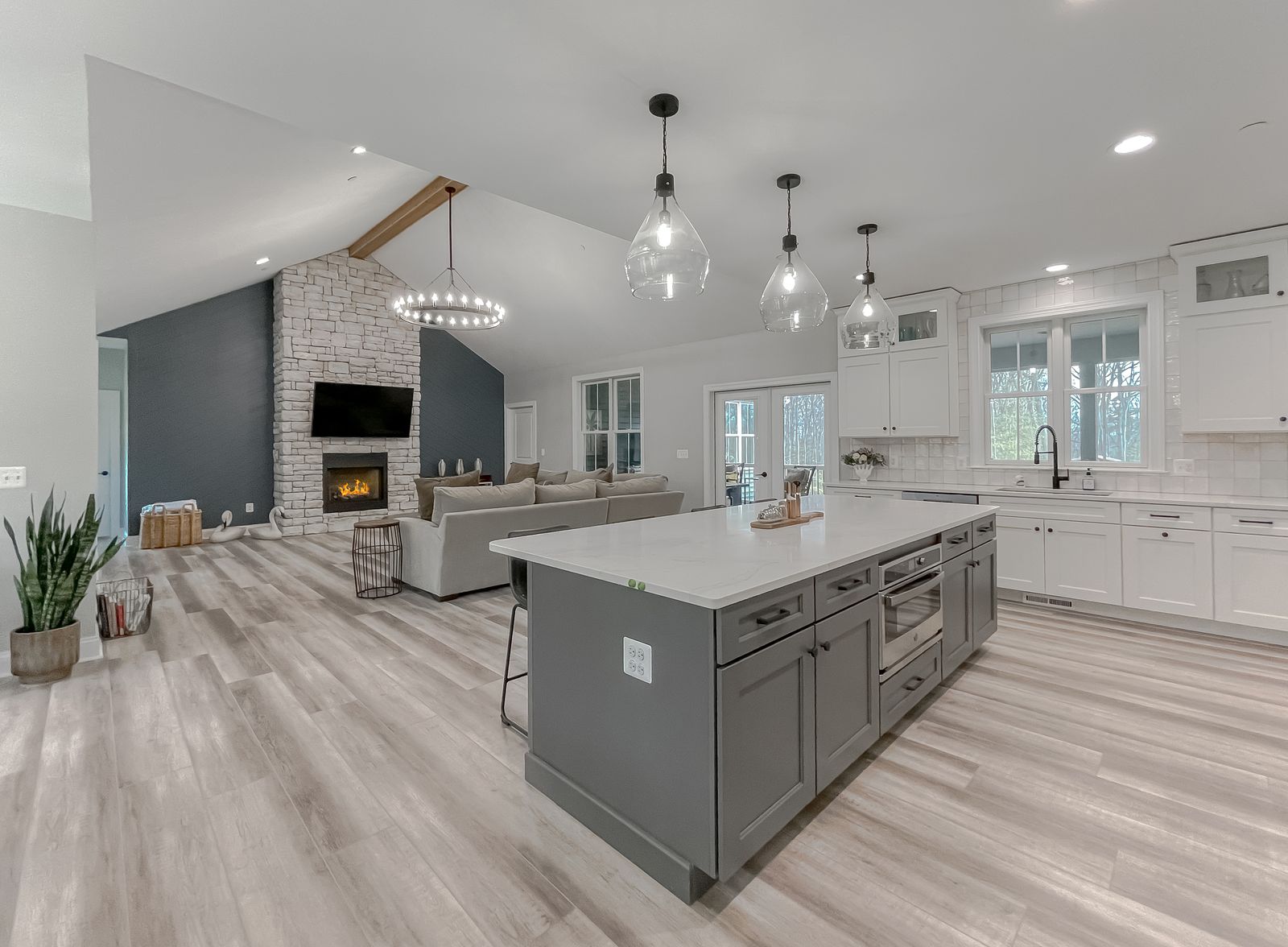 Oak Hill Farmhouse by Shady Lane Construction, gallery photo 2